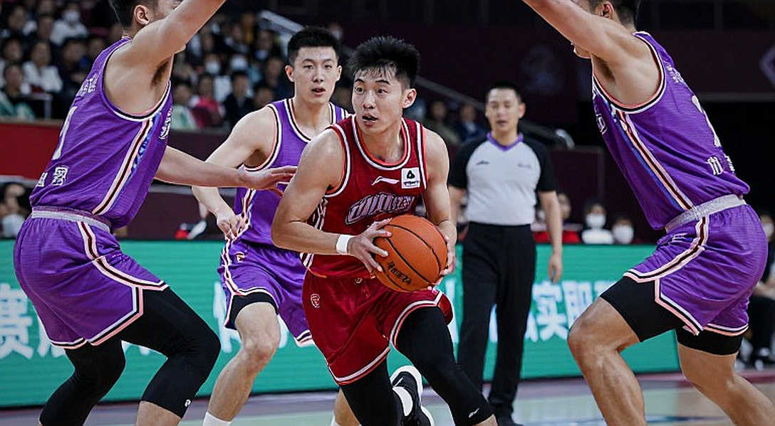 Khoảng trống 2.13 mét: Baskonia bước vào tuần then chốt mà không có Alex Len