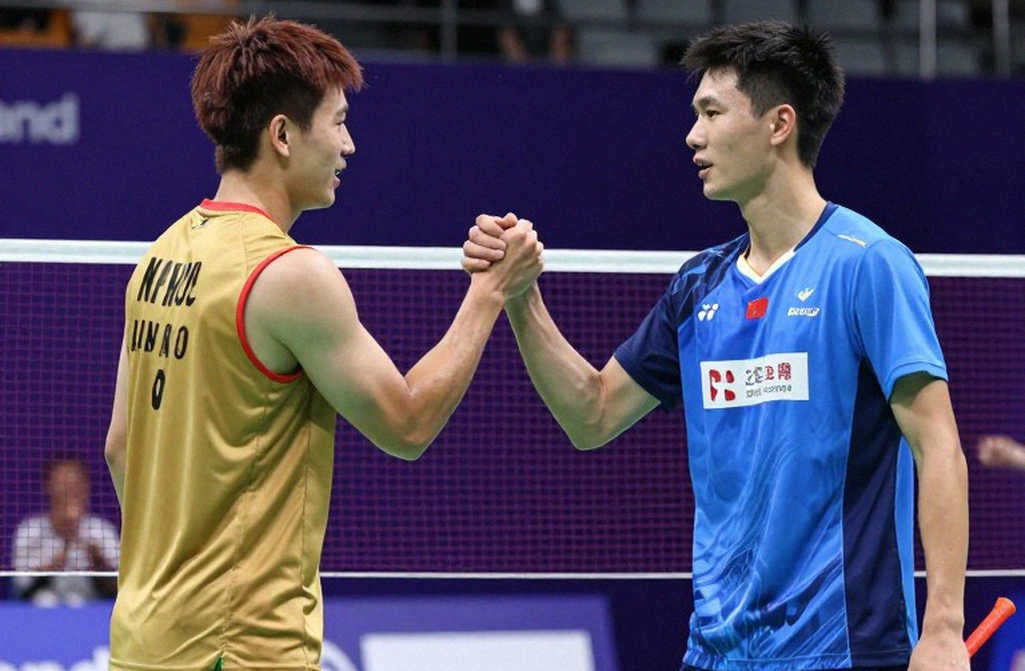Kumamoto Masters 2026: Shi Yuqi rút lui, Li Shifeng gánh Trung Quốc — và khoảng trống không ai dám đo