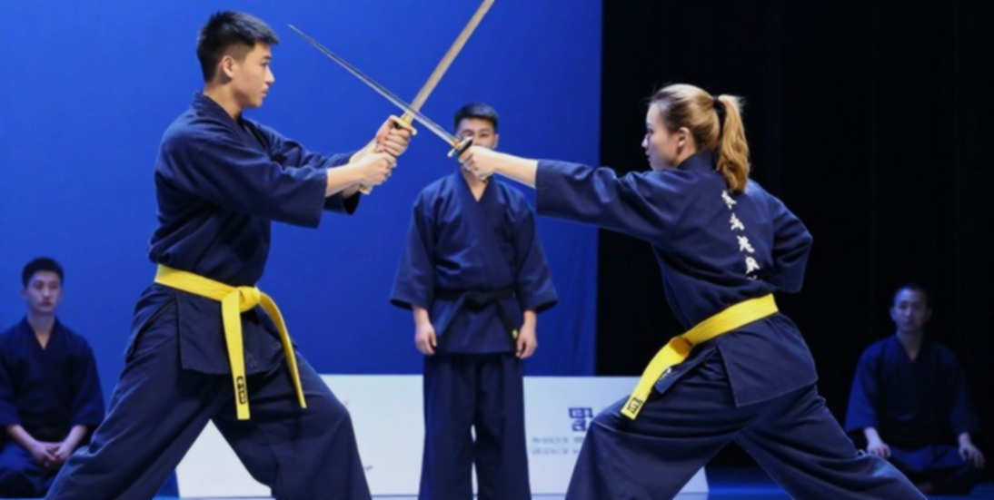Tờ giấy trắng ở Busan: Chín tầng phân tích và cái bẫy của sự đầy đủ