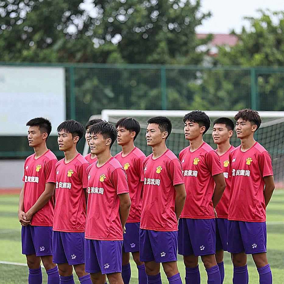 Excavating the Surface Layer of Vietnamese Youth Football Excavating the Surface Layer of Vietnamese Youth Football