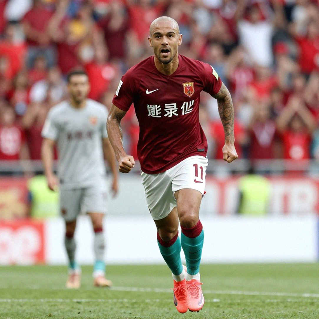Kieron Dyer biến họp báo thành sân khấu Michael Jackson: Chiêu bài gắn kết phòng thay đồ hay mưu đồ truyền thông?
