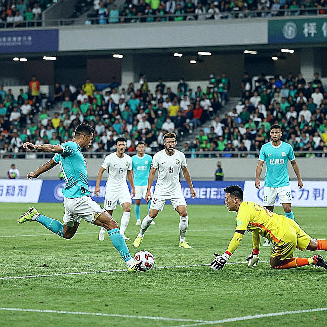CLB Ninh Bình thắng Hải Phòng 4-1: Lucao lập hat-trick và tranh cãi 'lòng trung thành' của một ngoại binh